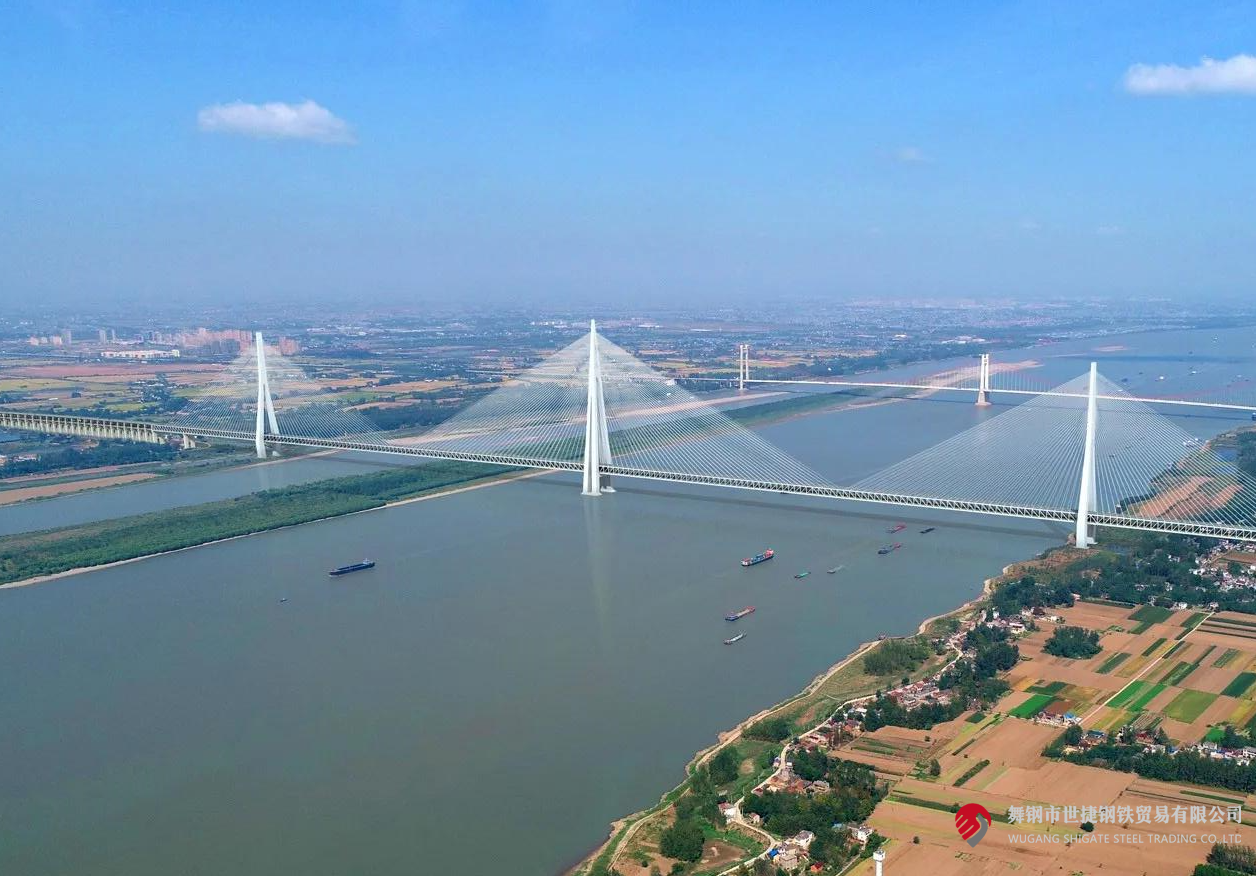 4月10日，中央电视台《新闻联播》和《东方时空》节目同时播报了世界最大跨度三塔斜拉桥——马鞍山长江公铁大桥主塔开始吊装的消息。该项目建设过程中，河钢集团舞钢公司累计为其供应高级别桥梁钢板Q370qE、Q420qE、Q500qE近6万吨，用于该桥关键部位建设。其中，批量供货的高级别桥梁钢Q500qE各项技术指标世界领先。目前，舞钢高端桥梁钢实现了从Q345到Q690级别的全覆盖。    2219e9e1e81cd18f2738bf2b469e6b98.png  近年来，舞钢加速“两个结构”优化，以高端客户需求和产业链高质量发展为导向，不断推动技术和产品升级。针对项目需求，舞钢成立攻关团队，与客户深度对接，精心设计生产保供方案，通过精确控制冶炼过程，确保了钢板内部质量稳定；创新轧制、热处理工艺，攻克制约钢板强度提升的工艺瓶颈，确保了钢板各项性能全部满足客户要求。  为了保证在极短的交货期内实现高质量交货，舞钢集中各类优势资源，创新桥梁钢生产工艺，将交货期缩短了约5天时间。在客户的加工使用、安装等各环节，舞钢技术营销服务团队及进跟进，为其提供精准、专业的服务，赢得了客户信赖。  马鞍山长江公铁大桥单跨1120米，双跨连续跨度2240米；中塔塔高345米，相当于115层楼，为目前世界最高桥塔；承台长89.2米、宽54.7米，平面面积近5000平方米，相当于8个标准篮球场，为目前世界最大规模的桥梁桩基础。