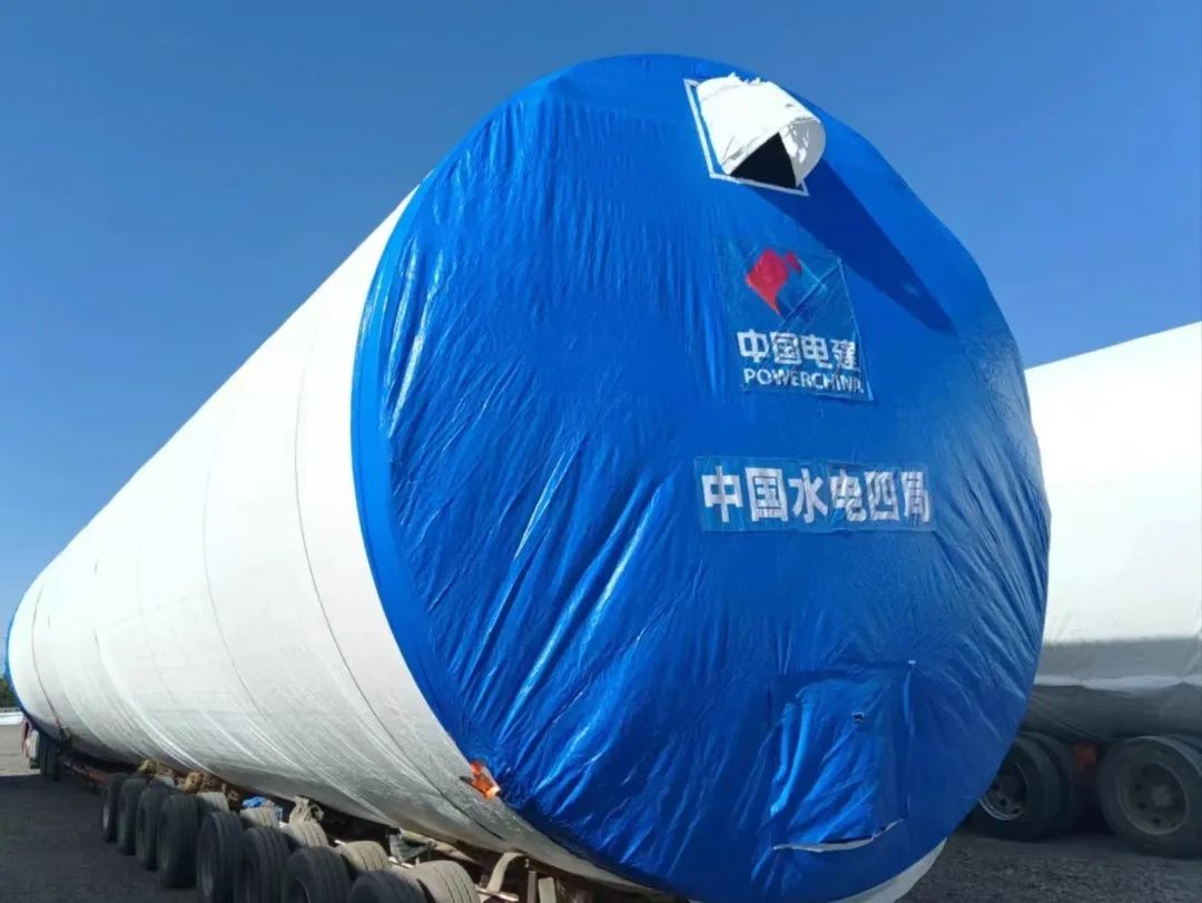河钢集团舞钢生产的一批高端风电项目用钢板如期发往客户，将用于新彊吐鲁番市重点能源项目——广东能源托克逊县100万千瓦风电项目的风电塔筒制造。目前，舞钢已累计向该项目供应高端风电项目用钢板近2万吨。 在供货过程中，舞钢强化项目跟踪和技术营销，针对该项目设计和建设所需，为用户设计从生产到供货以及后期服务的一揽子解决方案。在生产过程中，舞钢根据客户所需，不断推动工艺和流程优化，先后攻克冶炼和轧制环节的多个难题，满足了客户对钢板表面质量的特殊需求，并保证了按期高质量交付。 广东能源托克逊县100万千瓦风电项目（一期50万千瓦）位于新疆维吾尔自治区吐鲁番市托克逊县，属于小草湖风区。风电场距离托克逊县仅14公里，距乌鲁木齐市约130公里。海拔集中在45至125米，场地开阔，地形较平坦，地势东南部低、西北部高。本工程拟安装50台风力发电机组，机组塔高126.1米，总工程量约26000吨，是新疆首个直径超过6米的单机容量达10兆瓦的非分片式风电塔筒。  此项目为新建工程，地处新疆传统九大风区之一的吐鲁番西部风区核心位置，拥有得天独厚的自然资源，与吐鲁番市、乌鲁木齐两大用电负荷中心接壤，具备天然的负荷消纳优势。项目投产后，年上网电量约23亿千瓦时，可节约标准煤约70万吨，每年可减少二氧化碳排放233万吨，将具有良好的经济效益和生态效益。  百万千瓦级风电项目的开工建设，标志着吐鲁番市在打造千万千瓦级大型清洁能源基地的征程上又迈出了跨越式的一步，将有力推动吐鲁番绿色新能源产业进入发展新时期，为建设全疆经济高质量发展示范区提供新的、强有力的支撑。
