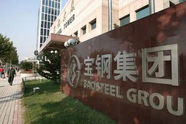 钢铁行业是全球工业体系中的重要支柱之一,其产品广泛应用于基础设施建设、机械制造、汽车工业等领域。随着全球工业化进程的不断深入,钢铁行业呈现出国际化竞争格局。在众多钢铁制造企业中,有6家公司以其出色的经营业绩和强大的市场地位脱颖而出,成为了世界钢铁制造业的领军企业。 第一,是总部位于中国的宝钢集团。宝钢集团创立于1992年,作为中国最大的钢铁生产企业,其年产钢铁超过1亿吨,在全球钢铁企业中居首位。宝钢集团拥有先进的炼钢技术和完善的产业链,产品涵盖了碳钢、合金钢、不锈钢等多个品类,广泛应用于汽车、家电、建筑等领域。在国内市场上,宝钢集团占据主导地位,同时也积极拓展海外市场,在全球范围内享有较高的品牌知名度。 第二,是同样总部设在中国的武钢集团。武钢集团成立于1958年,是中国最早的钢铁生产企业之一,拥有悠久的历史和丰富的生产经验。该集团主营碳钢和合金钢的生产,年产量超过5000万吨,位居全球第二。武钢集团不仅在国内市场占有重要地位,同时也积极开拓海外市场,产品远销欧洲、东南亚等地区。近年来,武钢集团通过并购重组等方式不断扩大产能,提升了其在全球钢铁行业的影响力。 第三,是总部位于印度的塔塔钢铁公司。塔塔钢铁公司成立于1907年,是全球历史最悠久的钢铁制造企业之一。该公司年产钢铁超过1800万吨,产品涵盖了碳钢、合金钢、不锈钢等种类,广泛应用于汽车、基础设施、机械制造等领域。凭借雄厚的技术实力和优秀的管理团队,塔塔钢铁公司在全球钢铁市场上占据了重要地位,在发展中国家市场尤其具有优势。 第四,是总部位于日本的新日铁住金株式会社。新日铁住金株式会社是日本最大的钢铁制造企业,年产钢铁约4500万吨,位居全球第四。该公司拥有业内领先的技术水平,在炼钢、轧钢等工艺上均有很强的竞争力。同时,新日铁住金还积极推动产品创新,开发出多种高性能钢材,广泛应用于汽车制造、电子电器等行业。凭借雄厚的技术实力和优质的产品,新日铁住金在日本国内以及东亚地区市场占据主导地位。 第五,是总部位于韩国的POSCO。POSCO创立于1968年,是韩国最大的钢铁制造企业,年产钢铁约4000万吨。POSCO在炼钢技术、产品研发等方面均处于业内领先水平,旗下拥有多家海外子公司,业务覆盖全球主要市场。近年来,POSCO不断优化产品结构,提升高附加值钢材的占比,在汽车制造、电子等领域具有较强的市场竞争力。凭借优秀的经营业绩和稳健的财务状况,POSCO在全球钢铁行业中占据重要地位。 第六,是总部位于美国的美国钢铁公司。美国钢铁公司创立于1901年,是美国最大的钢铁制造企业,年产钢铁约1600万吨。该公司在碳钢、不锈钢等品类的生产上均具有较强的技术实力,产品广泛应用于汽车制造、基础设施建设等领域。近年来,美国钢铁公司通过资产重组和技术创新等措施,不断提升自身竞争力,在北美市场保持领先地位。 举报/反馈 钢铁行业是全球工业体系中的重要支柱之一,其产品广泛应用于基础设施建设、机械制造、汽车工业等领域。随着全球工业化进程的不断深入,钢铁行业呈现出国际化竞争格局。在众多钢铁制造企业中,有6家公司以其出色的经营业绩和强大的市场地位脱颖而出,成为了世界钢铁制造业的领军企业。 第一,是总部位于中国的宝钢集团。宝钢集团创立于1992年,作为中国最大的钢铁生产企业,其年产钢铁超过1亿吨,在全球钢铁企业中居首位。宝钢集团拥有先进的炼钢技术和完善的产业链,产品涵盖了碳钢、合金钢、不锈钢等多个品类,广泛应用于汽车、家电、建筑等领域。在国内市场上,宝钢集团占据主导地位,同时也积极拓展海外市场,在全球范围内享有较高的品牌知名度。 第二,是同样总部设在中国的武钢集团。武钢集团成立于1958年,是中国最早的钢铁生产企业之一,拥有悠久的历史和丰富的生产经验。该集团主营碳钢和合金钢的生产,年产量超过5000万吨,位居全球第二。武钢集团不仅在国内市场占有重要地位,同时也积极开拓海外市场,产品远销欧洲、东南亚等地区。近年来,武钢集团通过并购重组等方式不断扩大产能,提升了其在全球钢铁行业的影响力。 第三,是总部位于印度的塔塔钢铁公司。塔塔钢铁公司成立于1907年,是全球历史最悠久的钢铁制造企业之一。该公司年产钢铁超过1800万吨,产品涵盖了碳钢、合金钢、不锈钢等种类,广泛应用于汽车、基础设施、机械制造等领域。凭借雄厚的技术实力和优秀的管理团队,塔塔钢铁公司在全球钢铁市场上占据了重要地位,在发展中国家市场尤其具有优势。 第四,是总部位于日本的新日铁住金株式会社。新日铁住金株式会社是日本最大的钢铁制造企业,年产钢铁约4500万吨,位居全球第四。该公司拥有业内领先的技术水平,在炼钢、轧钢等工艺上均有很强的竞争力。同时,新日铁住金还积极推动产品创新,开发出多种高性能钢材,广泛应用于汽车制造、电子电器等行业。凭借雄厚的技术实力和优质的产品,新日铁住金在日本国内以及东亚地区市场占据主导地位。 第五,是总部位于韩国的POSCO。POSCO创立于1968年,是韩国最大的钢铁制造企业,年产钢铁约4000万吨。POSCO在炼钢技术、产品研发等方面均处于业内领先水平,旗下拥有多家海外子公司,业务覆盖全球主要市场。近年来,POSCO不断优化产品结构,提升高附加值钢材的占比,在汽车制造、电子等领域具有较强的市场竞争力。凭借优秀的经营业绩和稳健的财务状况,POSCO在全球钢铁行业中占据重要地位。 第六,是总部位于美国的美国钢铁公司。美国钢铁公司创立于1901年,是美国最大的钢铁制造企业,年产钢铁约1600万吨。该公司在碳钢、不锈钢等品类的生产上均具有较强的技术实力,产品广泛应用于汽车制造、基础设施建设等领域。近年来,美国钢铁公司通过资产重组和技术创新等措施,不断提升自身竞争力,在北美市场保持领先地位。 举报/反馈