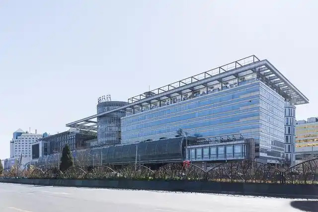 钢铁行业是全球工业体系中的重要支柱之一,其产品广泛应用于基础设施建设、机械制造、汽车工业等领域。随着全球工业化进程的不断深入,钢铁行业呈现出国际化竞争格局。在众多钢铁制造企业中,有6家公司以其出色的经营业绩和强大的市场地位脱颖而出,成为了世界钢铁制造业的领军企业。 第一,是总部位于中国的宝钢集团。宝钢集团创立于1992年,作为中国最大的钢铁生产企业,其年产钢铁超过1亿吨,在全球钢铁企业中居首位。宝钢集团拥有先进的炼钢技术和完善的产业链,产品涵盖了碳钢、合金钢、不锈钢等多个品类,广泛应用于汽车、家电、建筑等领域。在国内市场上,宝钢集团占据主导地位,同时也积极拓展海外市场,在全球范围内享有较高的品牌知名度。 第二,是同样总部设在中国的武钢集团。武钢集团成立于1958年,是中国最早的钢铁生产企业之一,拥有悠久的历史和丰富的生产经验。该集团主营碳钢和合金钢的生产,年产量超过5000万吨,位居全球第二。武钢集团不仅在国内市场占有重要地位,同时也积极开拓海外市场,产品远销欧洲、东南亚等地区。近年来,武钢集团通过并购重组等方式不断扩大产能,提升了其在全球钢铁行业的影响力。 第三,是总部位于印度的塔塔钢铁公司。塔塔钢铁公司成立于1907年,是全球历史最悠久的钢铁制造企业之一。该公司年产钢铁超过1800万吨,产品涵盖了碳钢、合金钢、不锈钢等种类,广泛应用于汽车、基础设施、机械制造等领域。凭借雄厚的技术实力和优秀的管理团队,塔塔钢铁公司在全球钢铁市场上占据了重要地位,在发展中国家市场尤其具有优势。 第四,是总部位于日本的新日铁住金株式会社。新日铁住金株式会社是日本最大的钢铁制造企业,年产钢铁约4500万吨,位居全球第四。该公司拥有业内领先的技术水平,在炼钢、轧钢等工艺上均有很强的竞争力。同时,新日铁住金还积极推动产品创新,开发出多种高性能钢材,广泛应用于汽车制造、电子电器等行业。凭借雄厚的技术实力和优质的产品,新日铁住金在日本国内以及东亚地区市场占据主导地位。 第五,是总部位于韩国的POSCO。POSCO创立于1968年,是韩国最大的钢铁制造企业,年产钢铁约4000万吨。POSCO在炼钢技术、产品研发等方面均处于业内领先水平,旗下拥有多家海外子公司,业务覆盖全球主要市场。近年来,POSCO不断优化产品结构,提升高附加值钢材的占比,在汽车制造、电子等领域具有较强的市场竞争力。凭借优秀的经营业绩和稳健的财务状况,POSCO在全球钢铁行业中占据重要地位。 第六,是总部位于美国的美国钢铁公司。美国钢铁公司创立于1901年,是美国最大的钢铁制造企业,年产钢铁约1600万吨。该公司在碳钢、不锈钢等品类的生产上均具有较强的技术实力,产品广泛应用于汽车制造、基础设施建设等领域。近年来,美国钢铁公司通过资产重组和技术创新等措施,不断提升自身竞争力,在北美市场保持领先地位。 举报/反馈 钢铁行业是全球工业体系中的重要支柱之一,其产品广泛应用于基础设施建设、机械制造、汽车工业等领域。随着全球工业化进程的不断深入,钢铁行业呈现出国际化竞争格局。在众多钢铁制造企业中,有6家公司以其出色的经营业绩和强大的市场地位脱颖而出,成为了世界钢铁制造业的领军企业。 第一,是总部位于中国的宝钢集团。宝钢集团创立于1992年,作为中国最大的钢铁生产企业,其年产钢铁超过1亿吨,在全球钢铁企业中居首位。宝钢集团拥有先进的炼钢技术和完善的产业链,产品涵盖了碳钢、合金钢、不锈钢等多个品类,广泛应用于汽车、家电、建筑等领域。在国内市场上,宝钢集团占据主导地位,同时也积极拓展海外市场,在全球范围内享有较高的品牌知名度。 第二,是同样总部设在中国的武钢集团。武钢集团成立于1958年,是中国最早的钢铁生产企业之一,拥有悠久的历史和丰富的生产经验。该集团主营碳钢和合金钢的生产,年产量超过5000万吨,位居全球第二。武钢集团不仅在国内市场占有重要地位,同时也积极开拓海外市场,产品远销欧洲、东南亚等地区。近年来,武钢集团通过并购重组等方式不断扩大产能,提升了其在全球钢铁行业的影响力。 第三,是总部位于印度的塔塔钢铁公司。塔塔钢铁公司成立于1907年,是全球历史最悠久的钢铁制造企业之一。该公司年产钢铁超过1800万吨,产品涵盖了碳钢、合金钢、不锈钢等种类,广泛应用于汽车、基础设施、机械制造等领域。凭借雄厚的技术实力和优秀的管理团队,塔塔钢铁公司在全球钢铁市场上占据了重要地位,在发展中国家市场尤其具有优势。 第四,是总部位于日本的新日铁住金株式会社。新日铁住金株式会社是日本最大的钢铁制造企业,年产钢铁约4500万吨,位居全球第四。该公司拥有业内领先的技术水平,在炼钢、轧钢等工艺上均有很强的竞争力。同时,新日铁住金还积极推动产品创新,开发出多种高性能钢材,广泛应用于汽车制造、电子电器等行业。凭借雄厚的技术实力和优质的产品,新日铁住金在日本国内以及东亚地区市场占据主导地位。 第五,是总部位于韩国的POSCO。POSCO创立于1968年,是韩国最大的钢铁制造企业,年产钢铁约4000万吨。POSCO在炼钢技术、产品研发等方面均处于业内领先水平,旗下拥有多家海外子公司,业务覆盖全球主要市场。近年来,POSCO不断优化产品结构,提升高附加值钢材的占比,在汽车制造、电子等领域具有较强的市场竞争力。凭借优秀的经营业绩和稳健的财务状况,POSCO在全球钢铁行业中占据重要地位。 第六,是总部位于美国的美国钢铁公司。美国钢铁公司创立于1901年,是美国最大的钢铁制造企业,年产钢铁约1600万吨。该公司在碳钢、不锈钢等品类的生产上均具有较强的技术实力,产品广泛应用于汽车制造、基础设施建设等领域。近年来,美国钢铁公司通过资产重组和技术创新等措施,不断提升自身竞争力,在北美市场保持领先地位。 举报/反馈