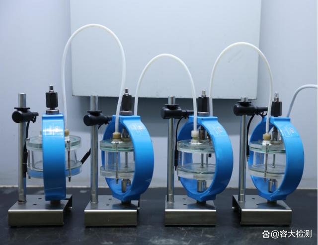 10月20日，工业和信息化部发布了2022年第23号公告，由黄片在线免费观看视频 舞钢主导制定的我国首个《抗湿硫化氢腐蚀钢板》行业标准成功发布。  该标准由舞钢公司主导，冶金工业信息标准研究院参与共同完成。项目组从标准建议书提交、申报、答辩，到标准的编制、起草、征求意见、审查审定，以及公示、公布等环节严格把关，历时近3年努力完成。  该项标准填补了我国抗湿硫化氢腐蚀钢板标准空白，解决了抗湿硫化氢腐蚀钢板采购卡脖子难题，打通了从技术研发、产品设计、装备制造到产品营销最后一公里，对于国内抗湿硫化氢腐蚀钢板产业高质量发展具有深远意义。  该项行业标准是依据工业和信息化部工信厅科函（2019）276 号文“关于印发 2019 年第四批行业标准制修订和外文版项目计划的通知”下达的项目计划， 2020年8月，全国钢标委钢板和钢带分委员会组织各起草单位成立起草工作组，由舞阳钢铁有限责任公司为组长单位，负责主要起草工作。工作组对国内外抗湿硫化氢腐蚀钢板产品和技术现状与发展情况进行全面调研，同时广泛搜集相关标准和国内外技术资料，进行了大量的研究分析、资料查证工作，结合实际应用经验，进行全面总结和归纳，在此基础上编制出《抗湿硫化氢腐蚀钢板》标准，依据所收到的公开征求的社会意见，进行分类、归纳、整理和分析，于 2021 年 11 月完成了标准送审稿。全国钢标委钢板钢带分委员会与标准审查会，通过了此标准的审定。经过全国钢标委钢板钢带分委员会绝大多数委员投票通过了此标准的审查，获得了批准，最终由中国工业和信息化部进行发布。   de1bb805c27e7ca704aee101fe9d728d.jpeg  该项标准从国内抗湿硫化氢腐蚀钢板的发展要求出发，对所用钢板化学成分、力学性能、表面质量及交货状态，试验和检验方法等多方面技术要求进行了明确规定，对产品市场推广应用起着规范性指导作用。  舞钢成功申请完成此项标准制定，是企业科研创新综合实力的有力体现，为加快国内抗湿硫化氢腐蚀钢板国际化进程起到引领作用,对抗湿硫化氢腐蚀钢板市场的规范、推广及应用具有重要意义。