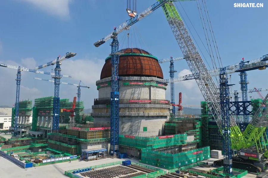 近日，“华龙一号”批量化建设项目——漳州核电项目2号机组热态性能试验顺利完成。河钢集团舞钢公司生产的高端核电钢板批量应用在漳州核电项目1~4号机组的稳压器、蒸汽发生器、人员闸门、设备闸门、硼注箱等核岛级关键设备制造。  舞钢公司坚定特钢思路，依托自身深厚的技术积淀，不断开发更多满足市场需求的高端核电钢。针对漳州核电项目用钢特点，舞钢公司组建专项技术团队，进一步完善核电钢板质量保证体系，优化冶炼、轧制与热处理工艺，确保了生产出的高端核电用钢板性能稳定，满足了客户需求，成功实现批量应用，为“华龙一号”核电项目建设提供了重要的材料保障，助力我国核电产业发展。     b5c22239-6b29-4959-9963-b9c789c943c8.jpg     漳州核电项目是我国自主三代核电技术“华龙一号”批量化建设的始发地，也是全球最大的“华龙一号”核电基地，规划建设6台“华龙一号”核电机组，总装机容量720万千瓦，全部投产后年发电量超600亿千瓦时。  从秦山核电站到漳州核电项目，从常规岛到核岛，舞钢公司生产的核电钢板深度参与了我国众多核电项目建设。随着“华龙一号”批量化建设的快速推进，舞钢公司将继续以“科技创新和技术营销”为两大引擎，助推“双碳”目标实现，促进全球清洁能源发展贡献“中国方案”。