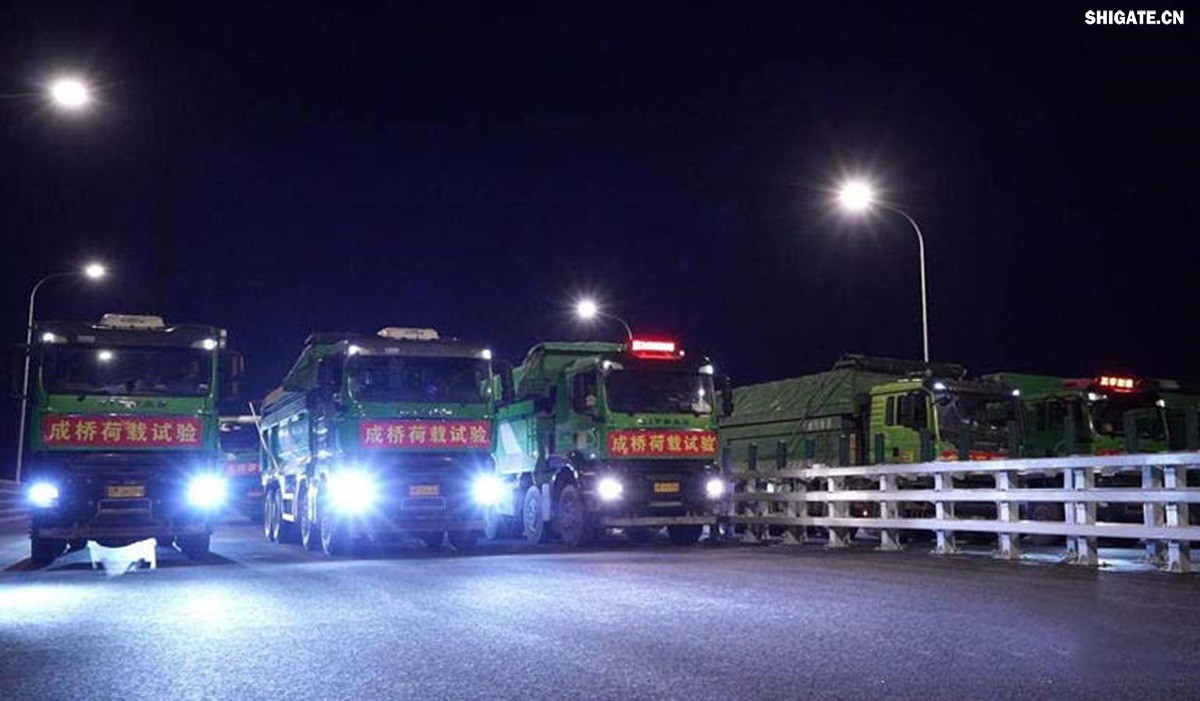 6月16日22时，世界最大跨度斜拉桥——常泰长江大桥灯火通明，车声轰鸣，一场通车前的“极限挑战”正紧张进行。30辆总重达1200吨的四轴加载车，分批列队驶上桥面预先划定的停靠点，并由提前布置在桥梁各关键部位的869个传感器开展实时监测，采集测试数据。由此，大桥跨江公铁合建段主桥桥梁荷载试验全面启动。    AA1GQ79M.jpg    这次荷载试验覆盖范围具体包括1座主跨1208米斜拉桥、2座主跨388米钢桁拱专用航道桥、1座非通航道孔桥以及南北两座引桥，共设计119个静载工况和111个动载工况。其中，最大对称静力加载工况将动用110辆四轴加载车，总重达4400吨。试验将持续一周，分五个阶段进行。试验首日在录安洲非通航孔桥和常州侧公铁合建段引桥实施。  常泰长江大桥是连通常州与泰兴的跨江通道，是长江上首座集高速公路、城际铁路和普通公路三种功能于一体的双层复合型桥梁，计划于今年年内基本建成。它的上层为双向六车道高速公路，下层为双线城际铁路和普通公路。如此复杂的结构，如何确保它在未来百年服役中安全可靠？答案就藏在荷载试验中。    AA1GQduQ.jpg    荷载试验堪称桥梁通车前的“综合大考”，是确保桥梁安全运营的“体检报告”。江苏省交通工程建设局常泰长江大桥建设指挥部现场常务副指挥长夏鹏飞介绍，“荷载试验是检测桥梁结构安全和承载能力的重要手段，通过科学的加载测试和数据采集分析，验证实际成桥状态与理论设计的锲合度，确保常泰长江大桥运营安全。”考虑到大桥主体采用钢结构和钢-混凝土组合结构，为最大限度减少昼夜温差对测试数据的影响，所有试验均安排在夜间实施。  通过一系列科学严谨的荷载测试，这座世界级多功能大桥的实际性能将得到充分检验，为常泰长江大桥后续安全通车运营提供至关重要的数据支撑。